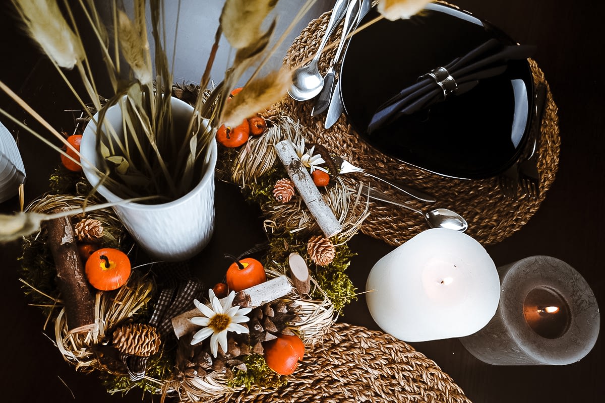 Herbstliche Dekoration auf dem Esszimmertischtisch