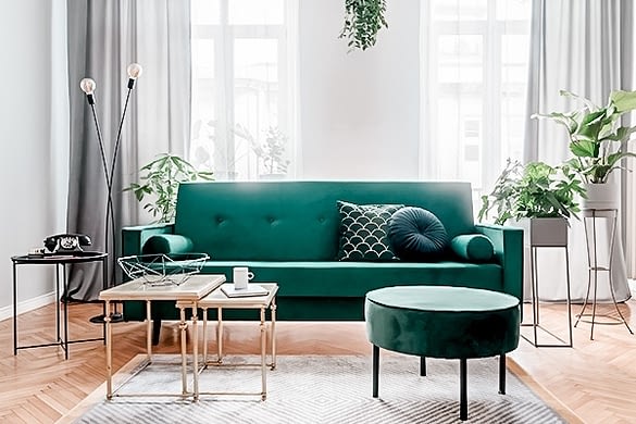 shutterstock/@Followtheflow Green Velvet - Warum du jetzt unbedingt ein grünes Samtsofa brauchst.